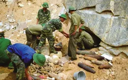 Triển lãm "Khắc phục hậu quả bom mìn vì bình yên cuộc sống"